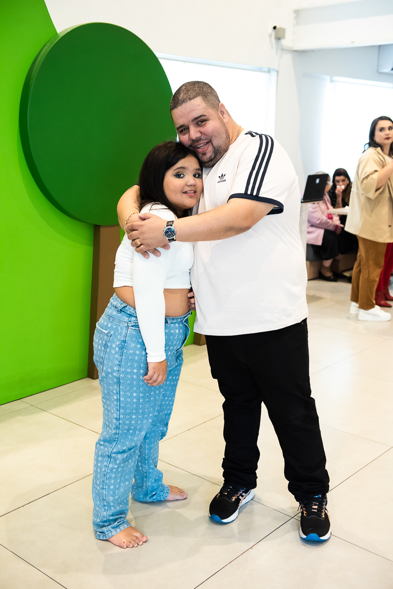 abraço do pai na filha