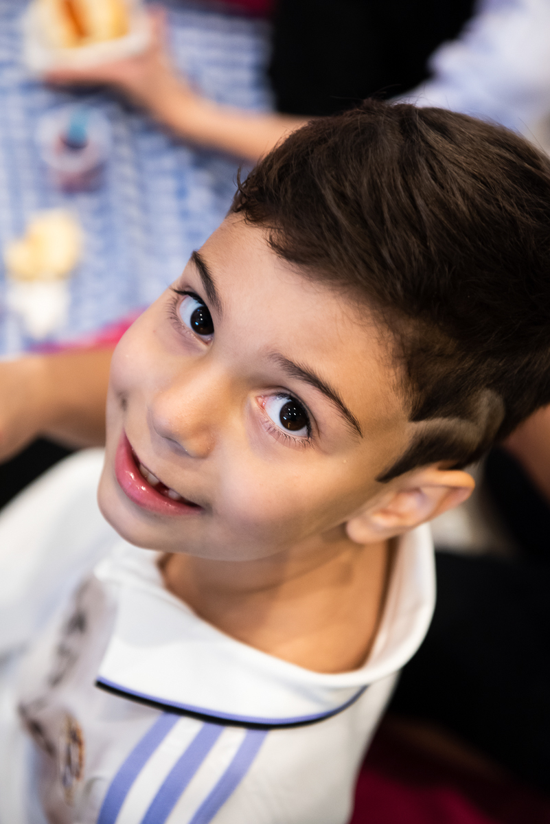 menino sorrindo para o fotógrafo
