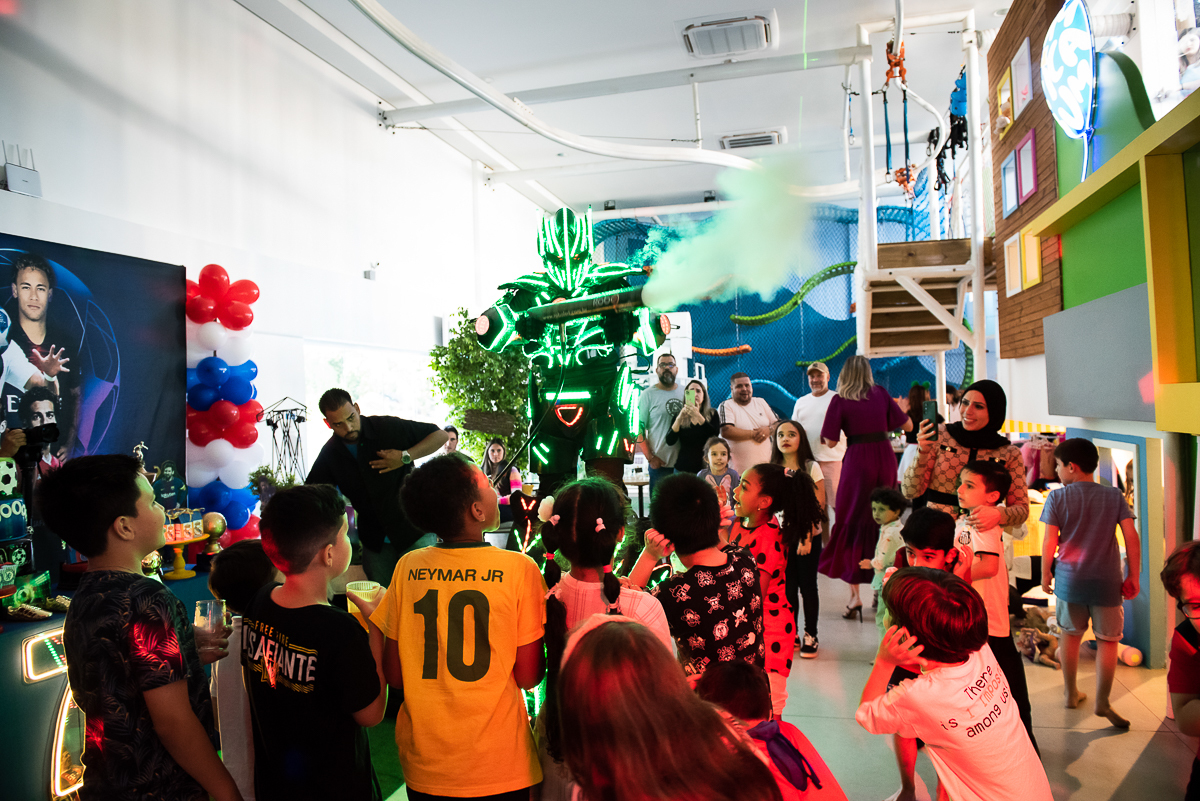 chegada do robô gigante de luz verde