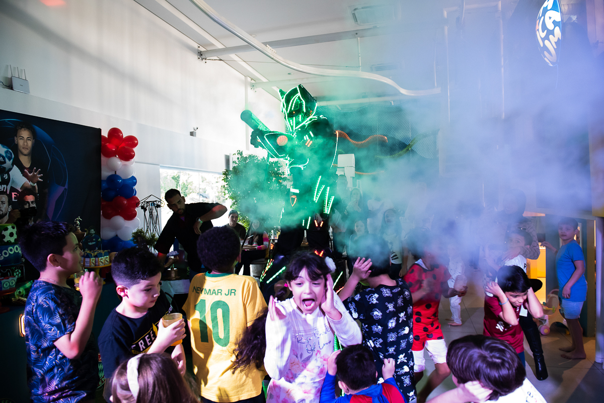 robô gigante de luz verde soltando fumaça