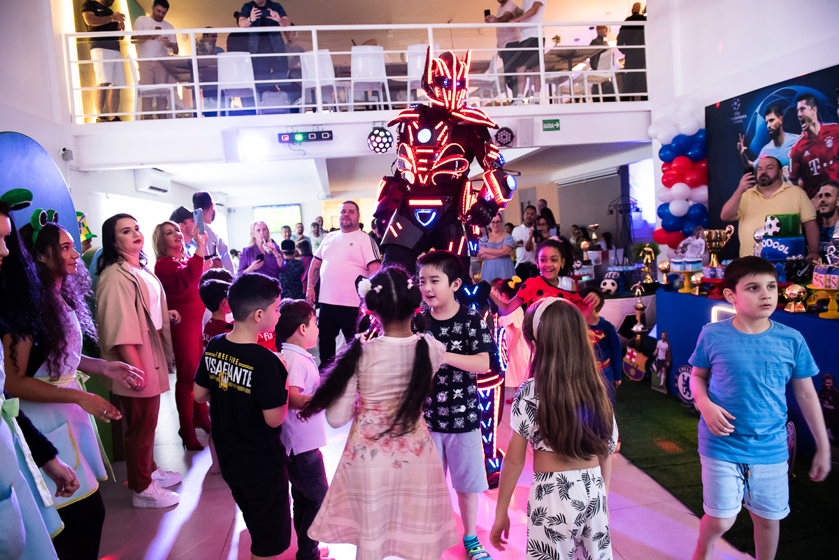 robô gigante divertindo as crianças, com cores vermelha