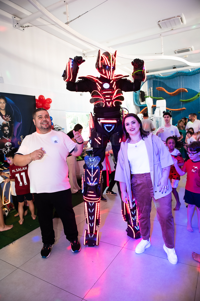 os adultos também estão curtindo o robô gigante