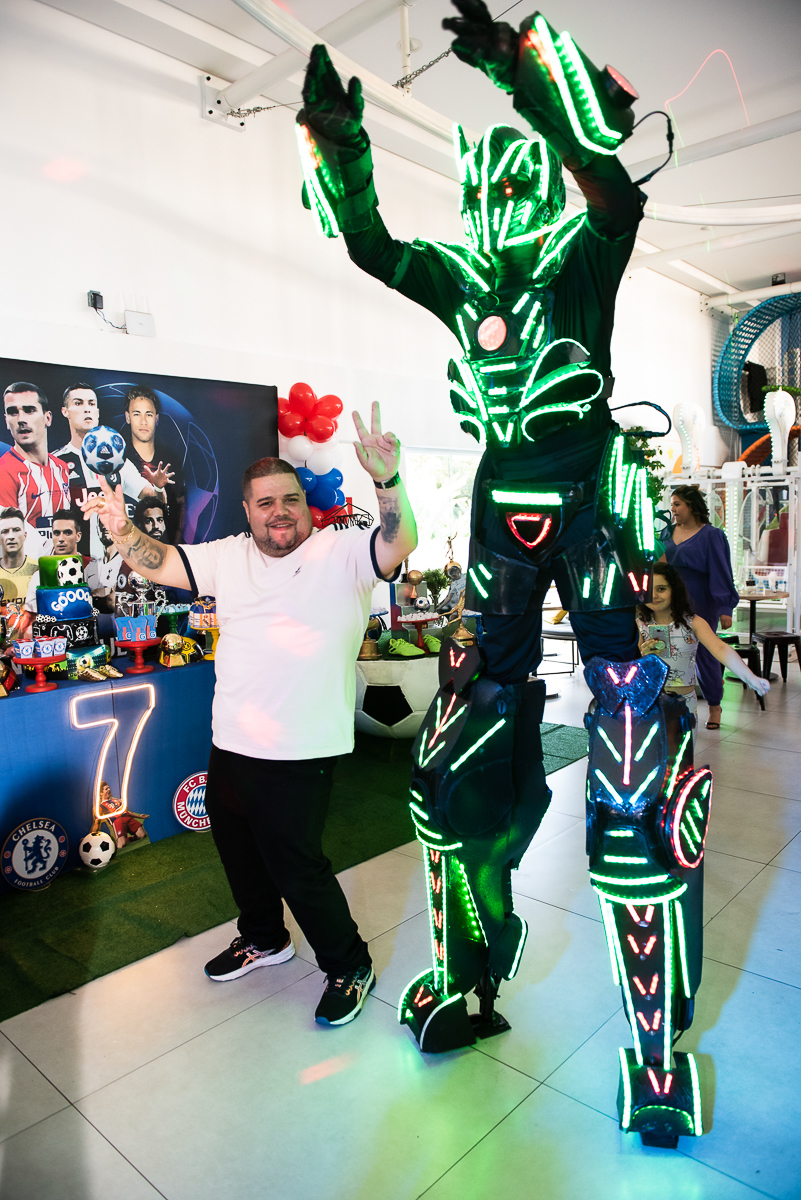 adulto dançando com o robô gigante