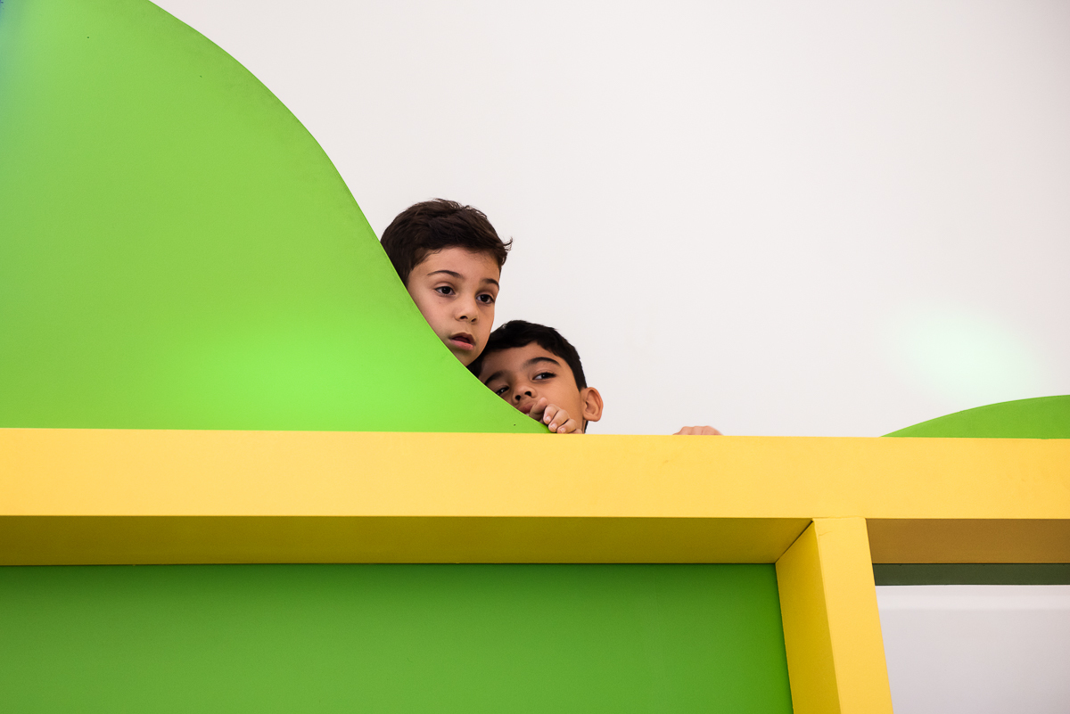 duas crianças admirando a festa