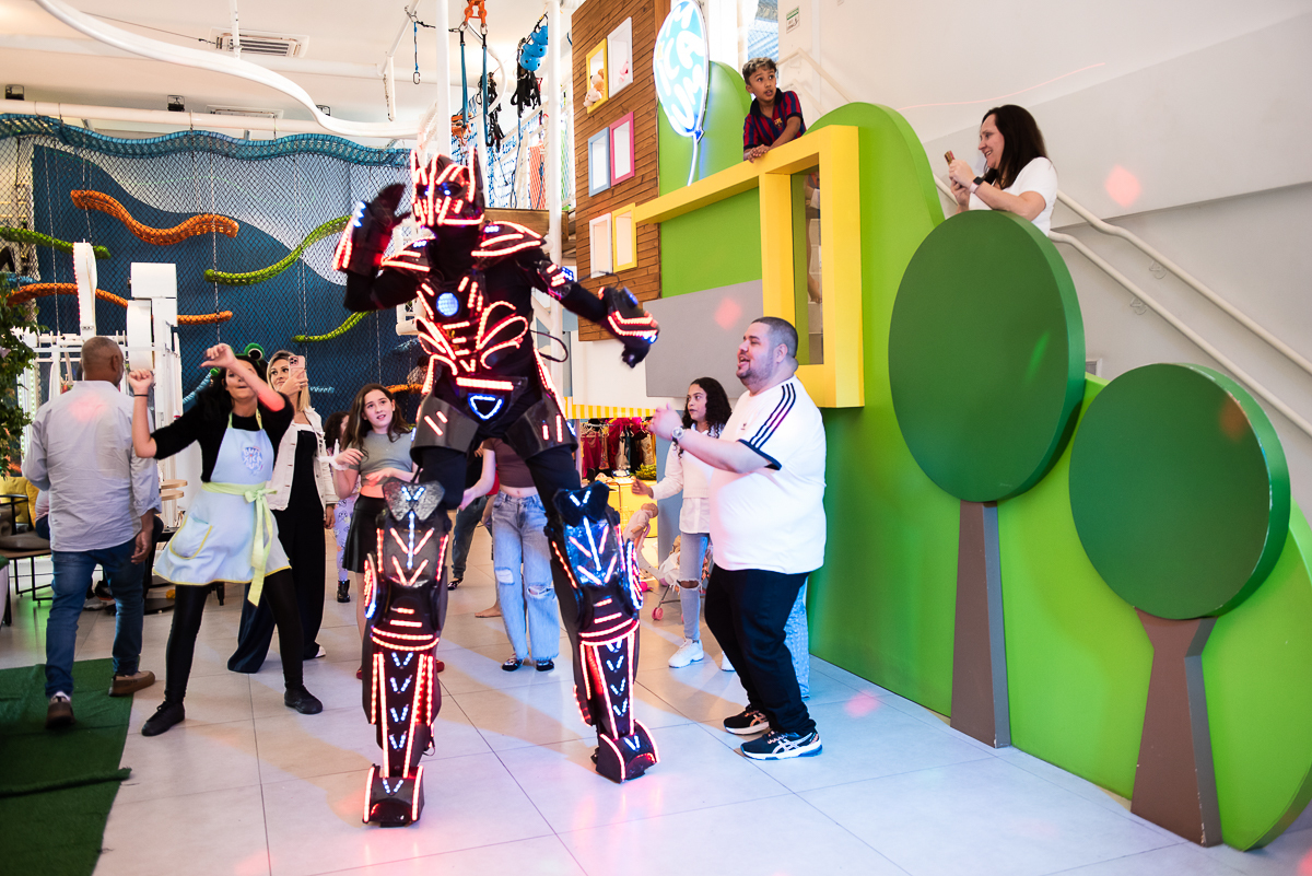 brincadeiras com o robô gigante