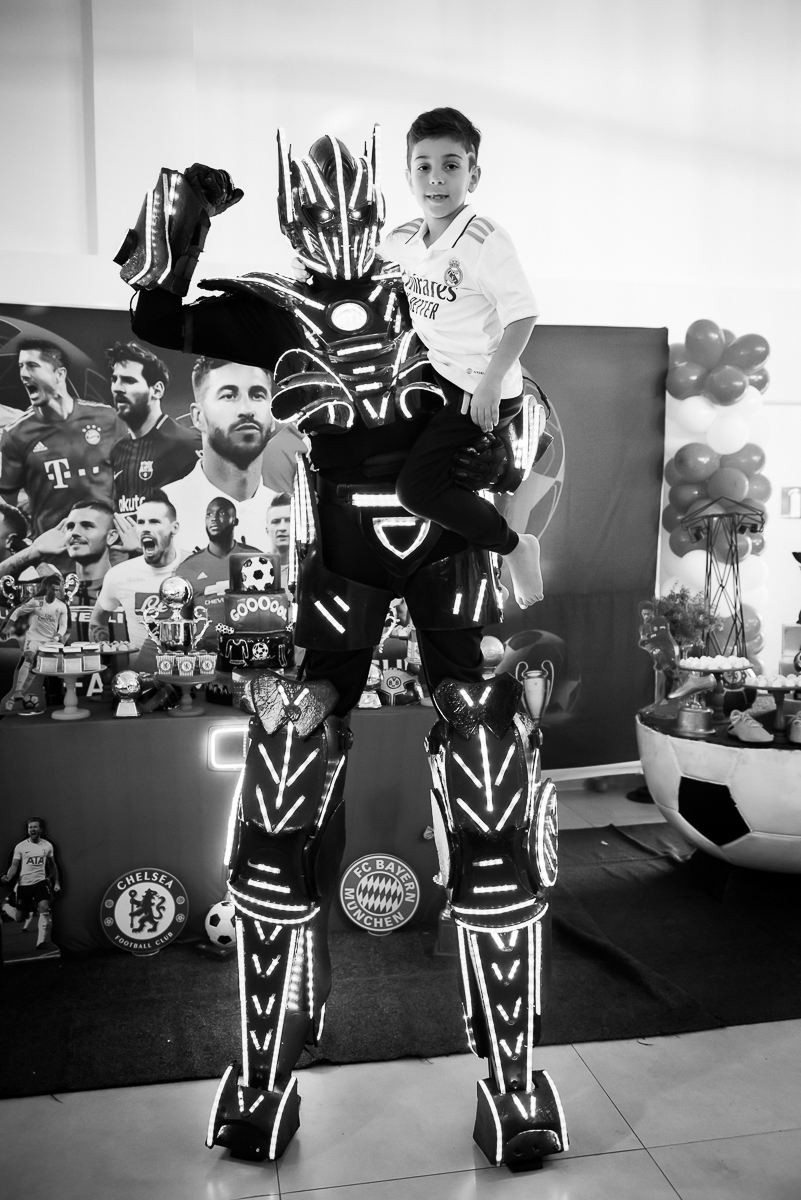 robô gigante com o menino no colo, foto em preto e branco