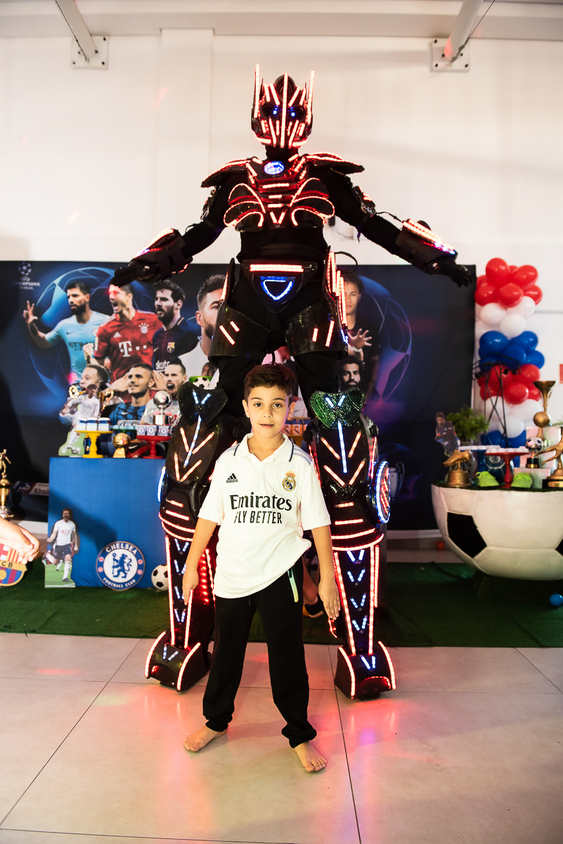 o menino curtindo o robô gigante