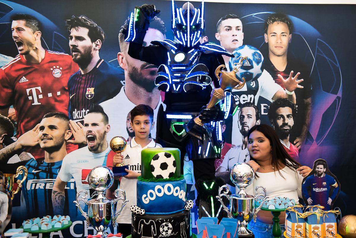 hora do parabéns com o robô gigante