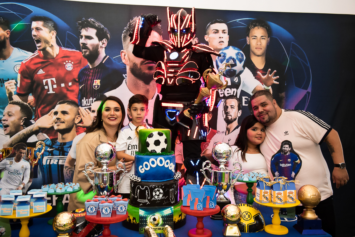 família toda reunida para fazer fotos com o robô gigante