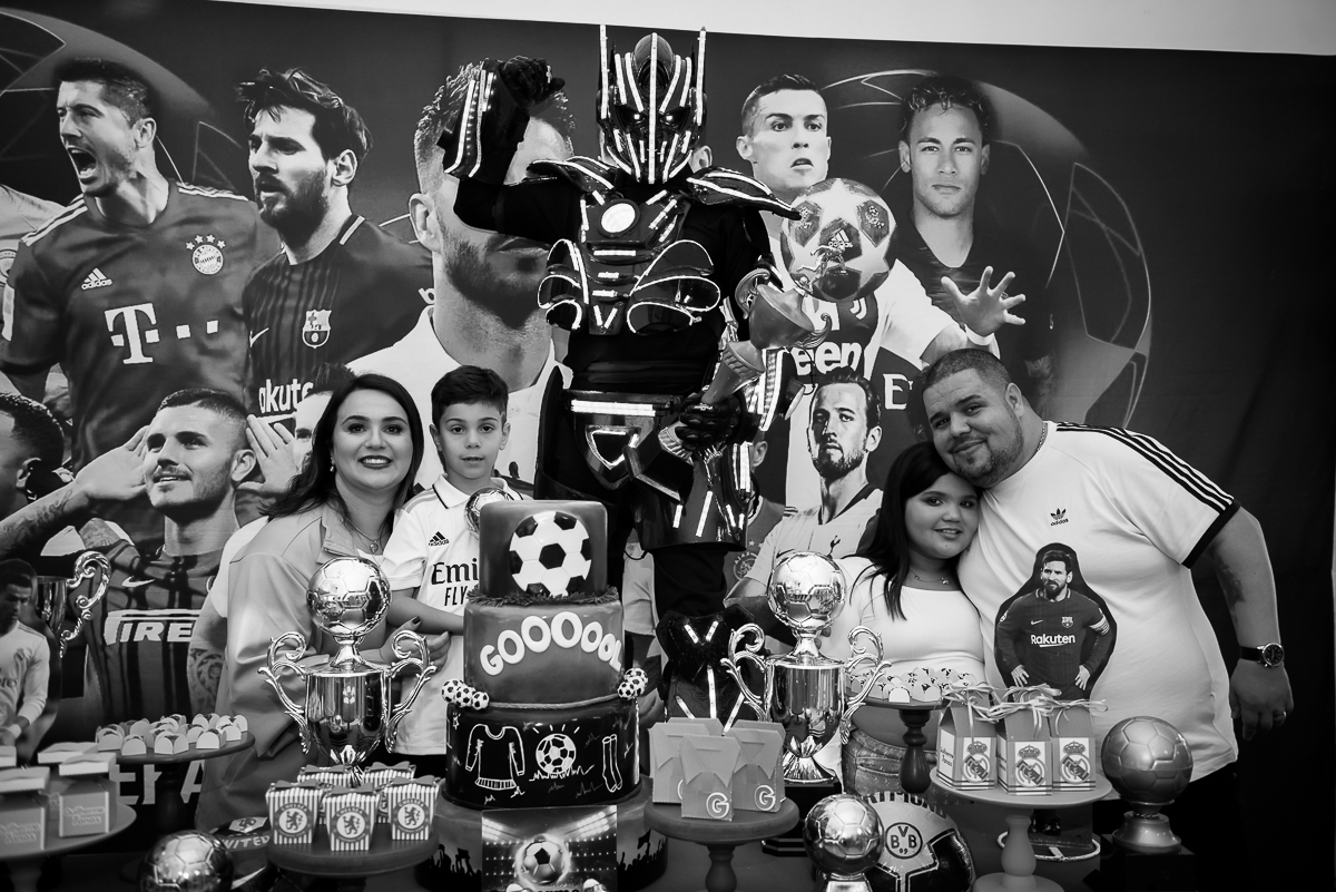 família e robô gigante, fotografia em preto e branco