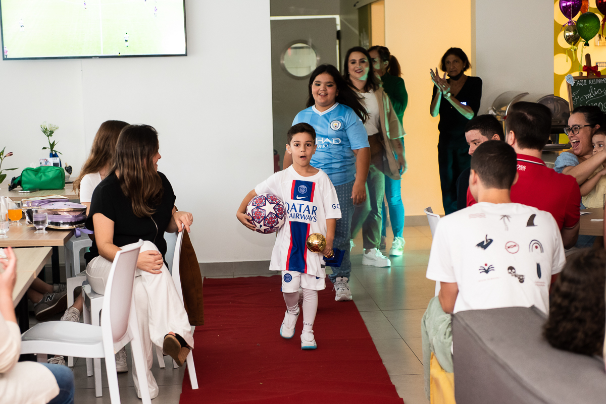 entrada do aniversariante com a bola de futebol