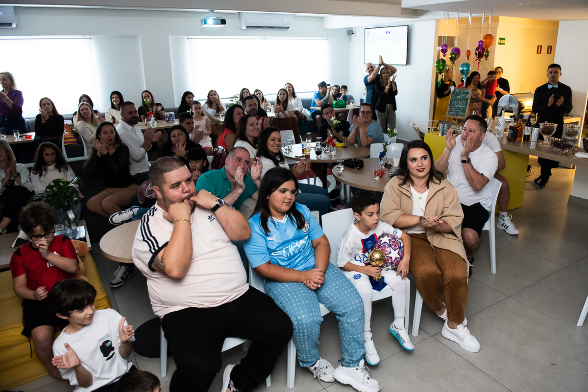 todos sentados para assistir a retrospectiva