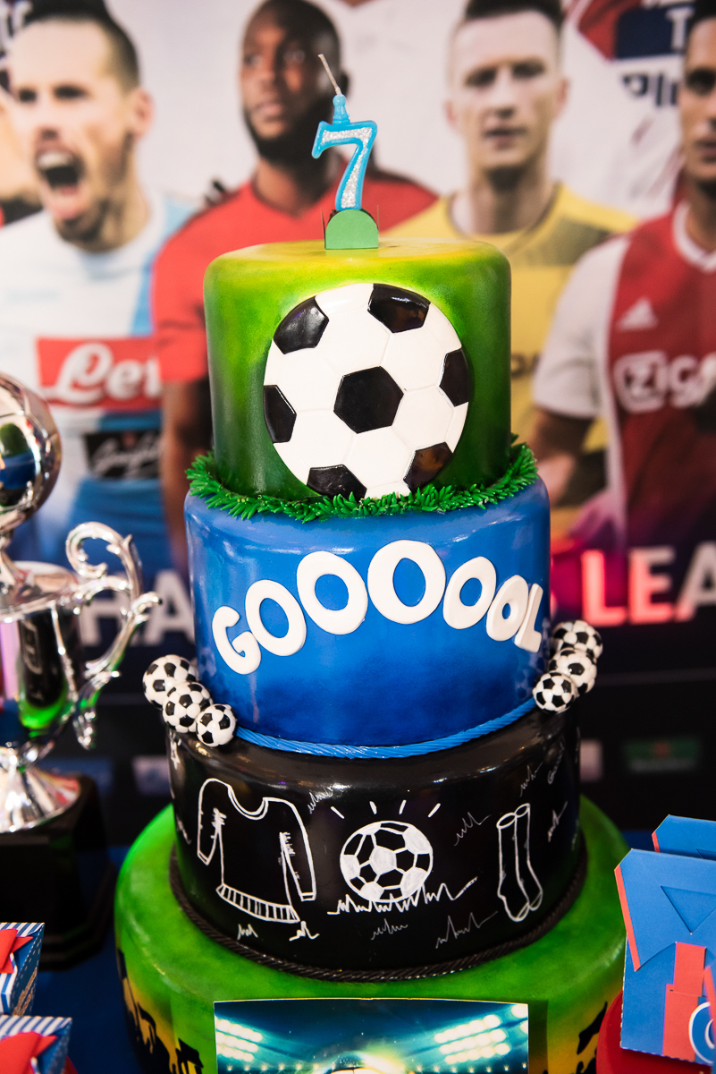 bolo de parabéns feito no tema futebol e gooool