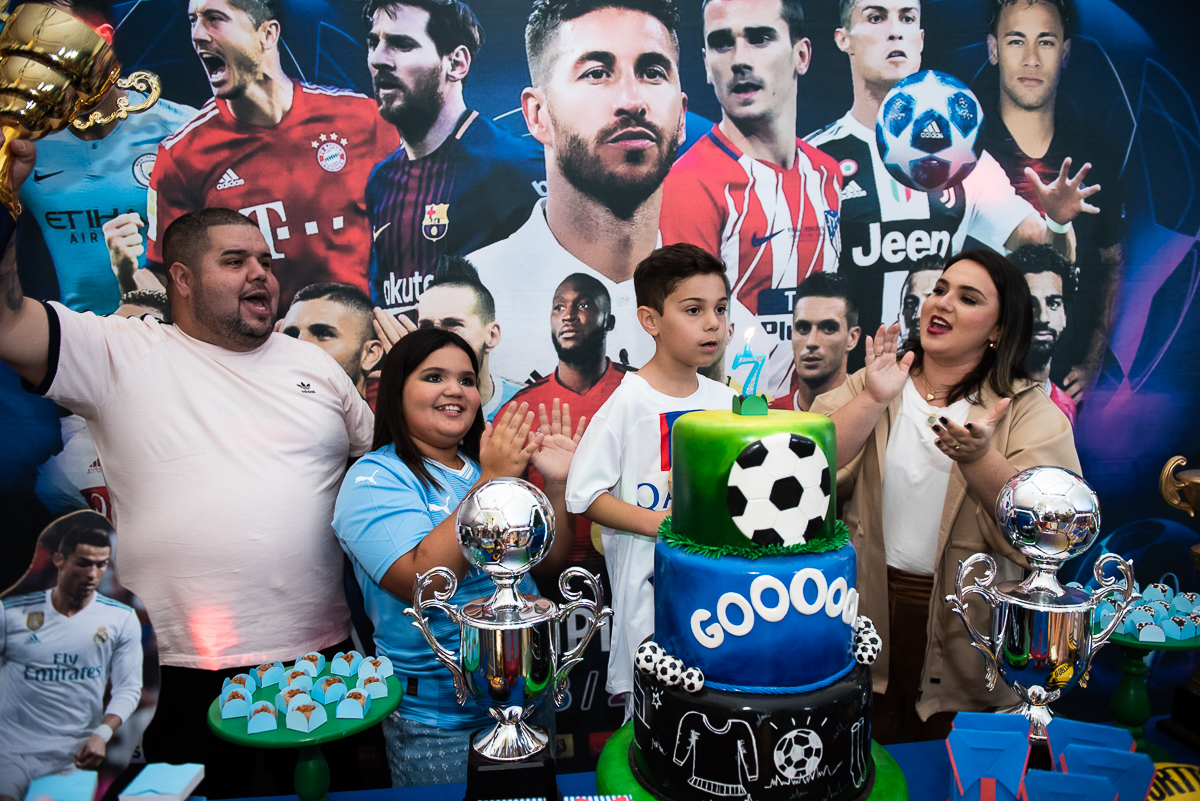 todos cantando parabéns para o Guilherme