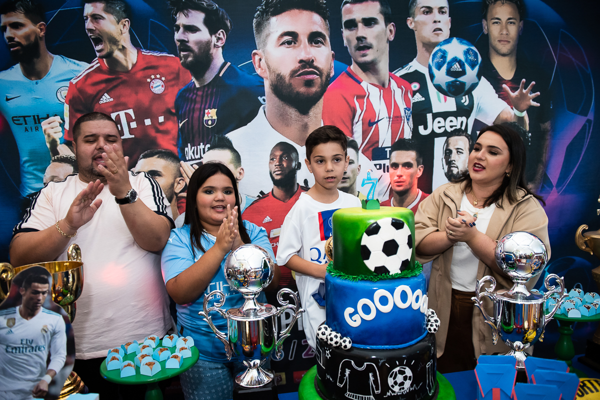 a família toda cantando parabéns