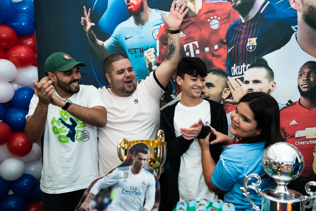 todo mundo comemorando o aniversário