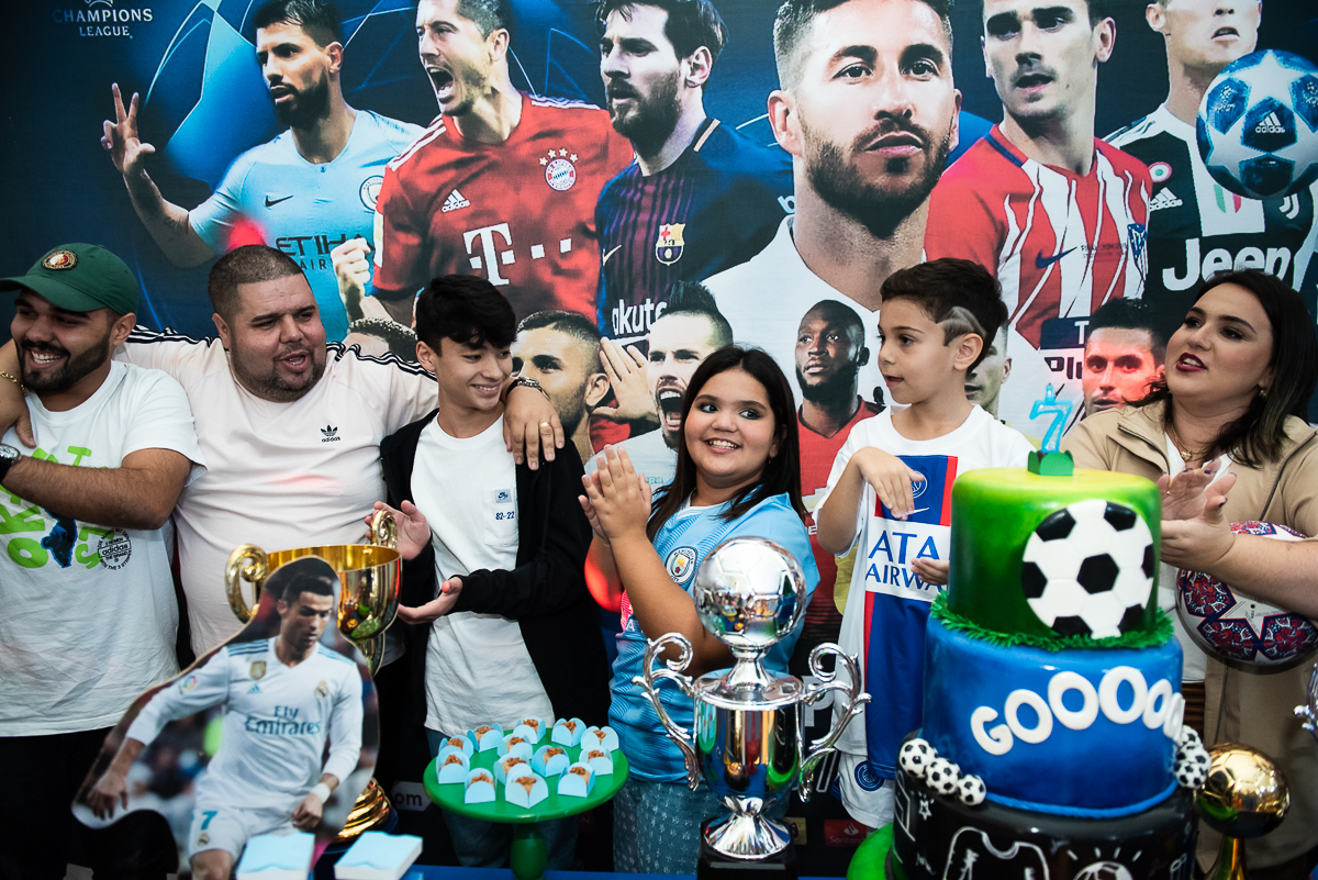 fotografia na mesa de parabéns com os convidados