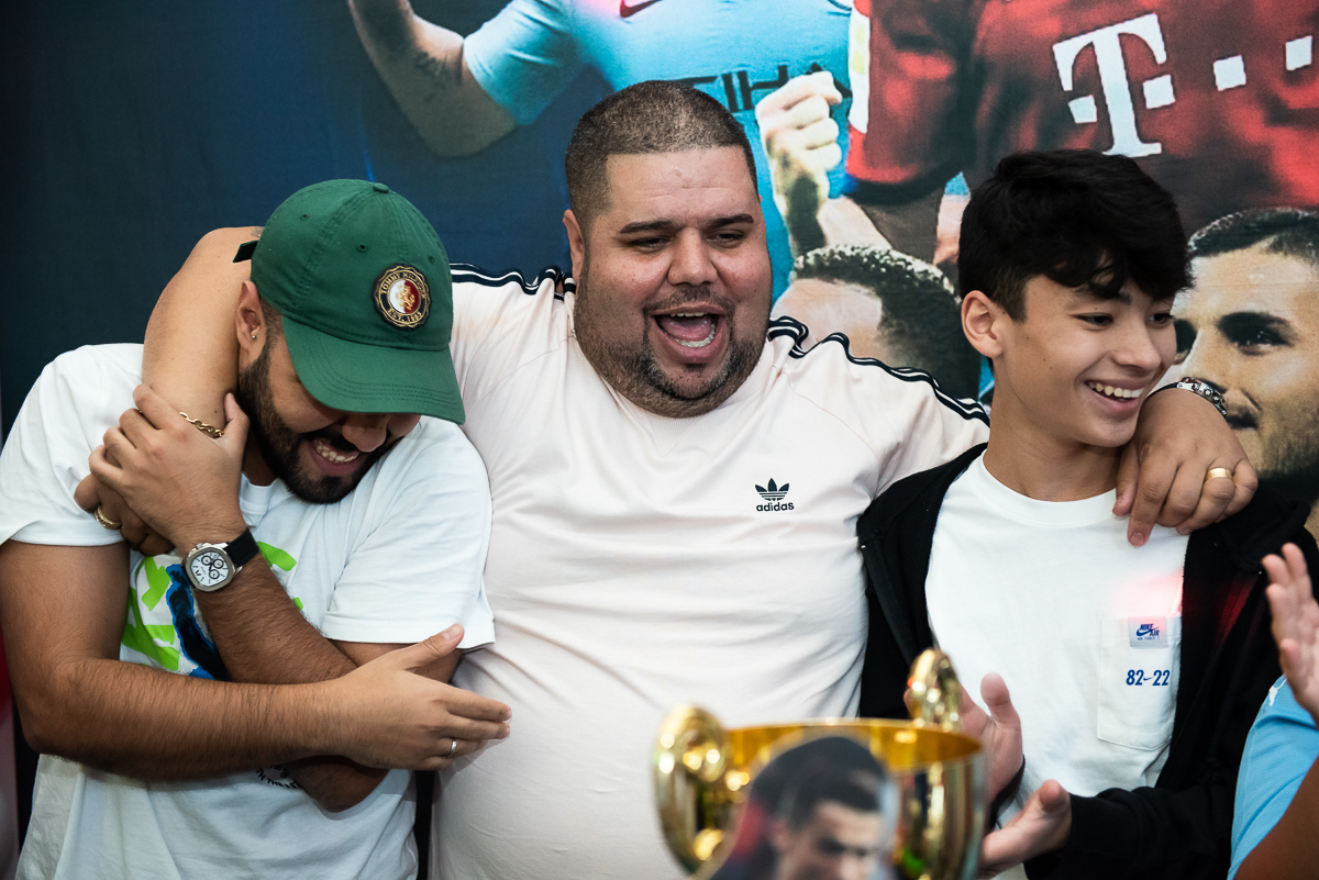 três adultos de abraçando