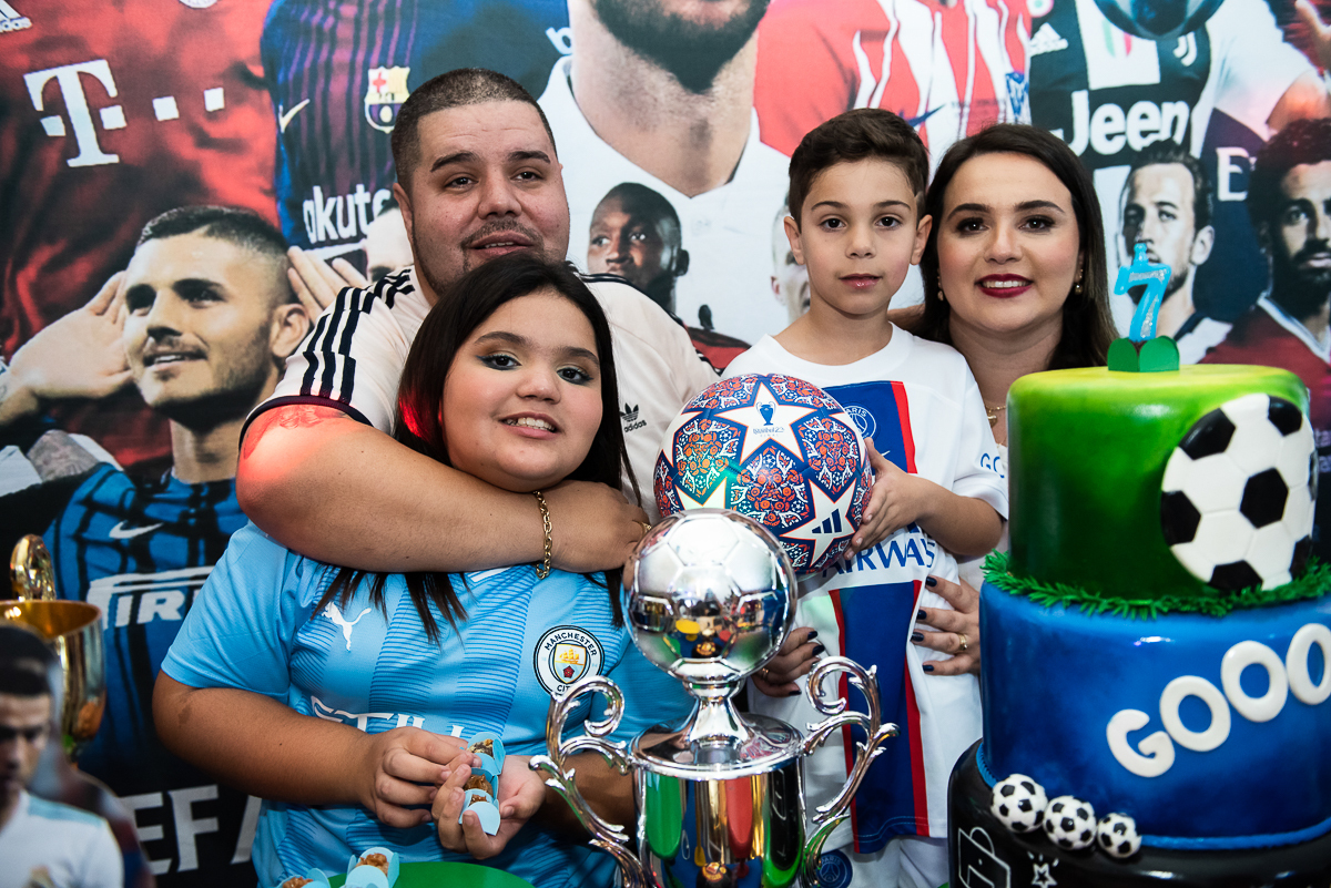 família fazendo fotos na mesa de parabéns