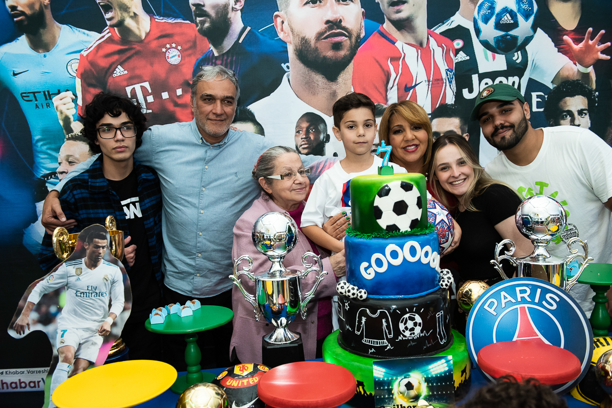 turminha reunida para foto na mesa do parabéns