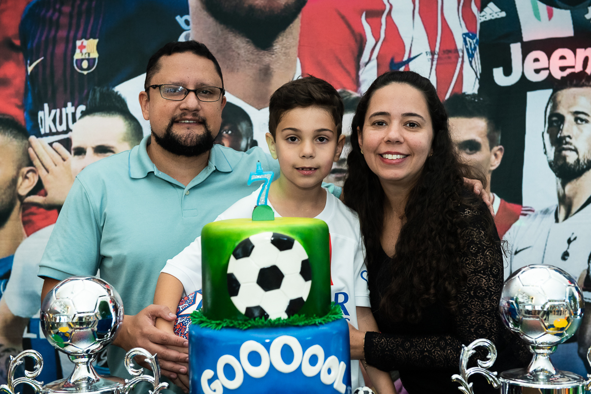 o casal aproveitando o aniversariante na mesa de parabéns