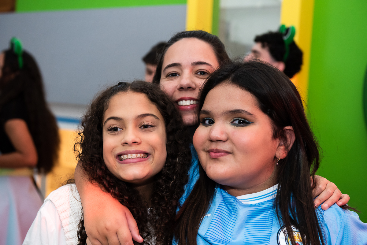 três lindas meninas se abraçando