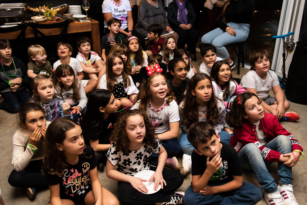 crianças esperando para assistir a retrospectiva