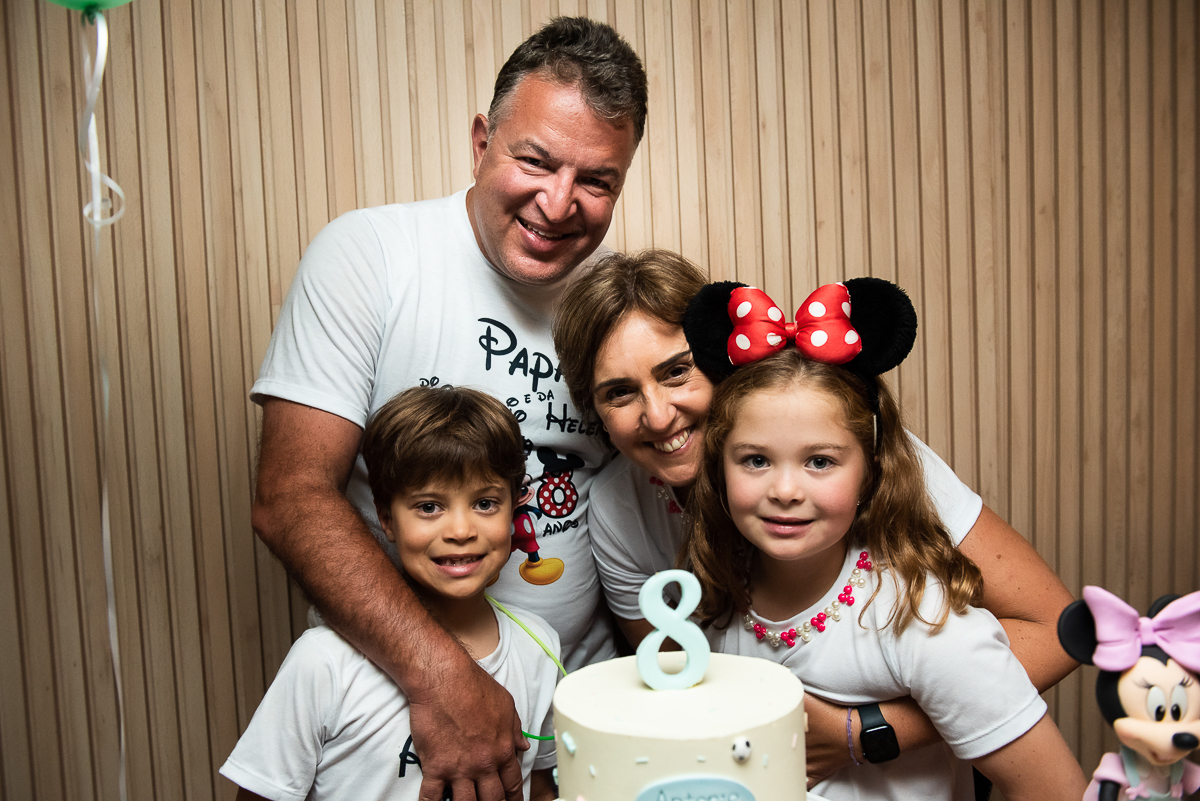 foto de família na mesa de parabéns