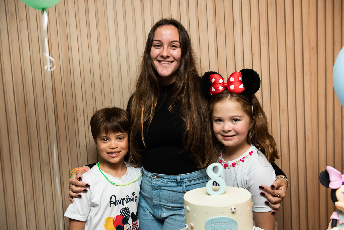foto dos aniversariantes com prima querida na mesa de parabéns