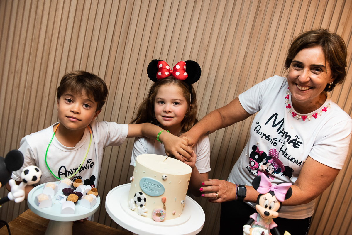 hora de cortar o bolo do aniversário