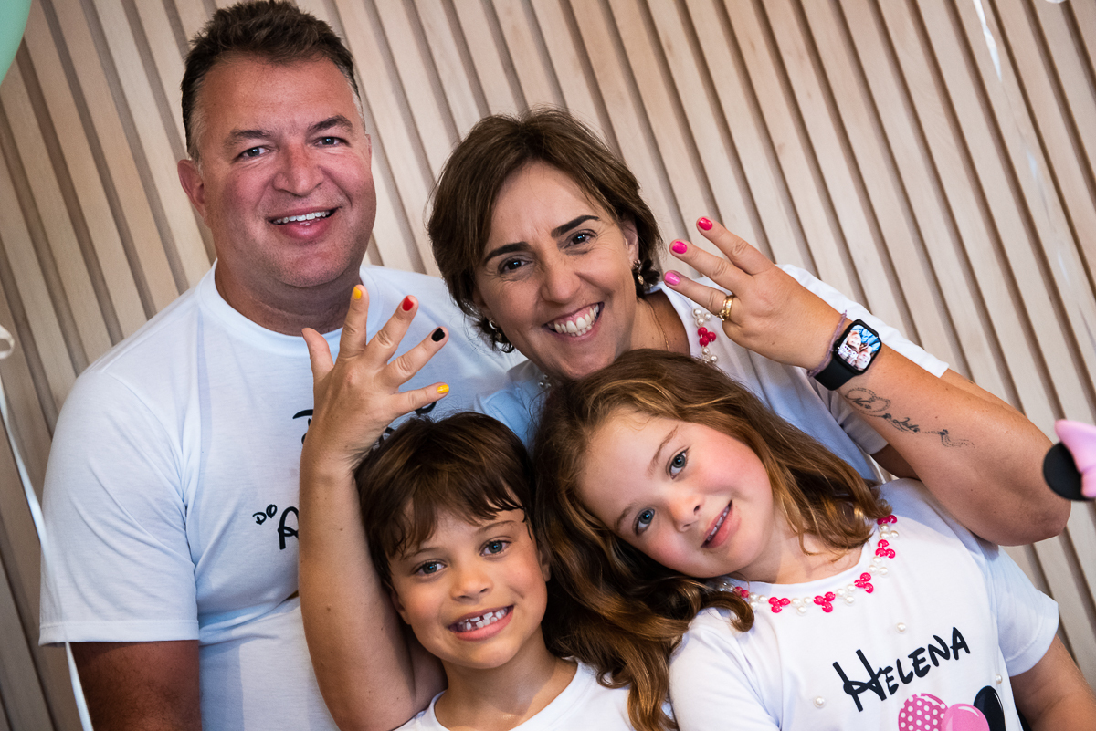 mamãe contando que os filhos vão fazer 8 anos