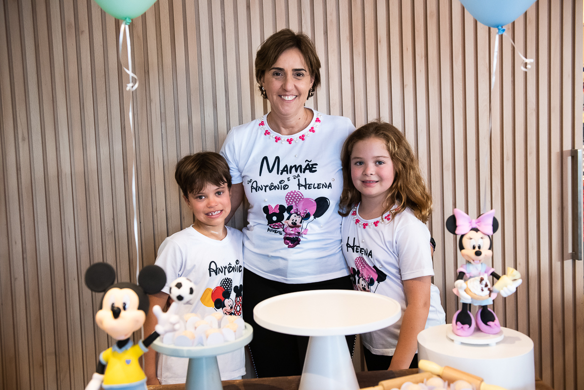 a mamãe abraçando os filhos