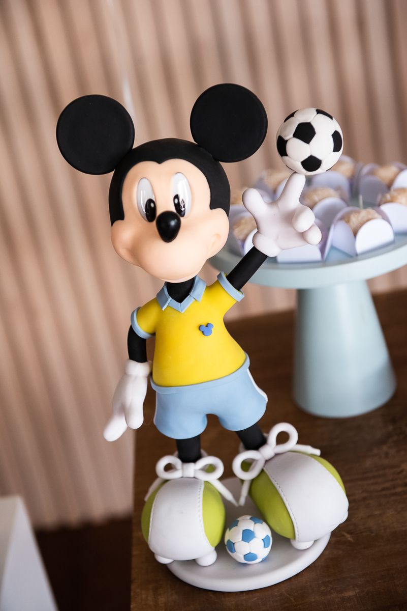 mickey de camiseta amarela