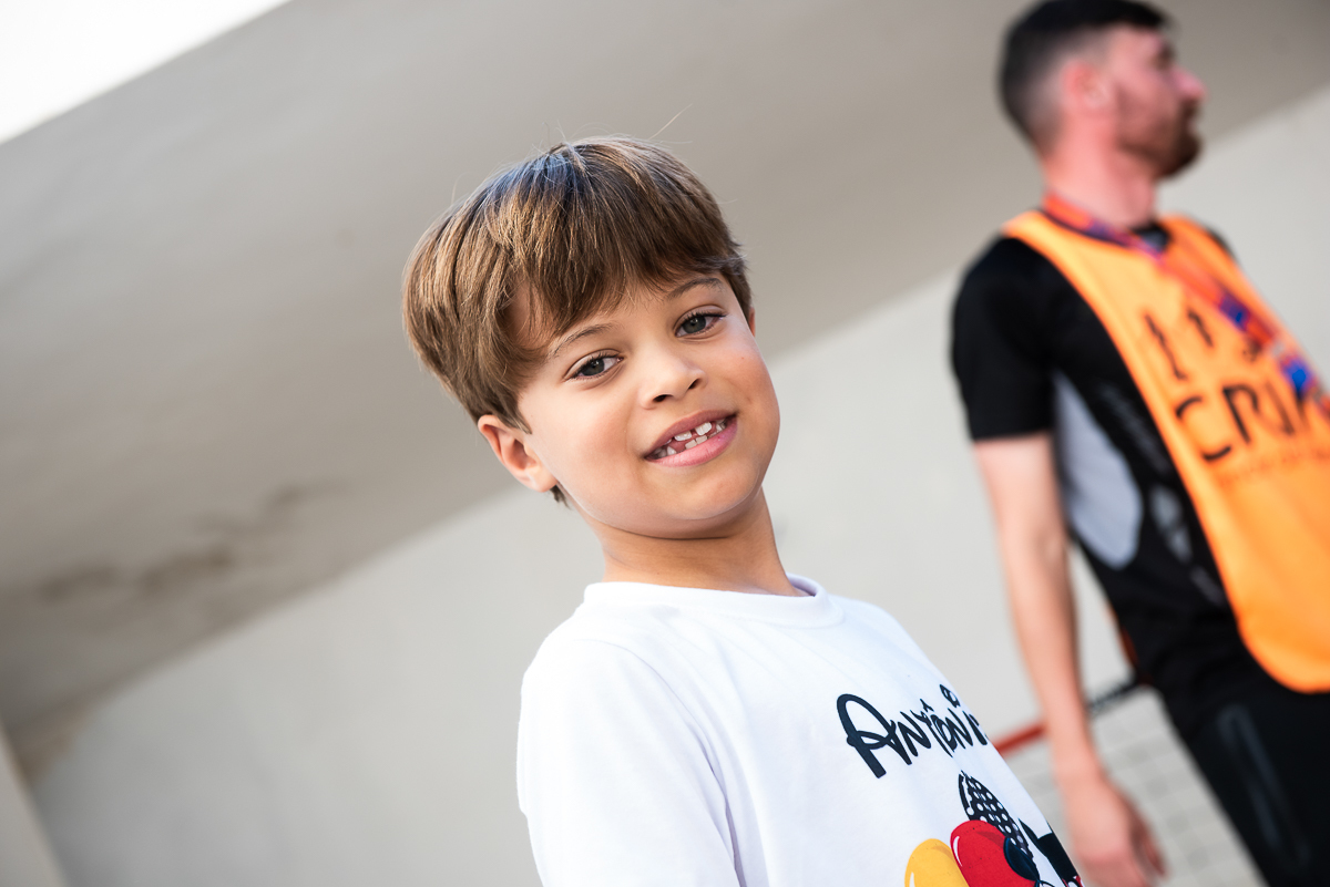 menino sorrindo para a fotografia