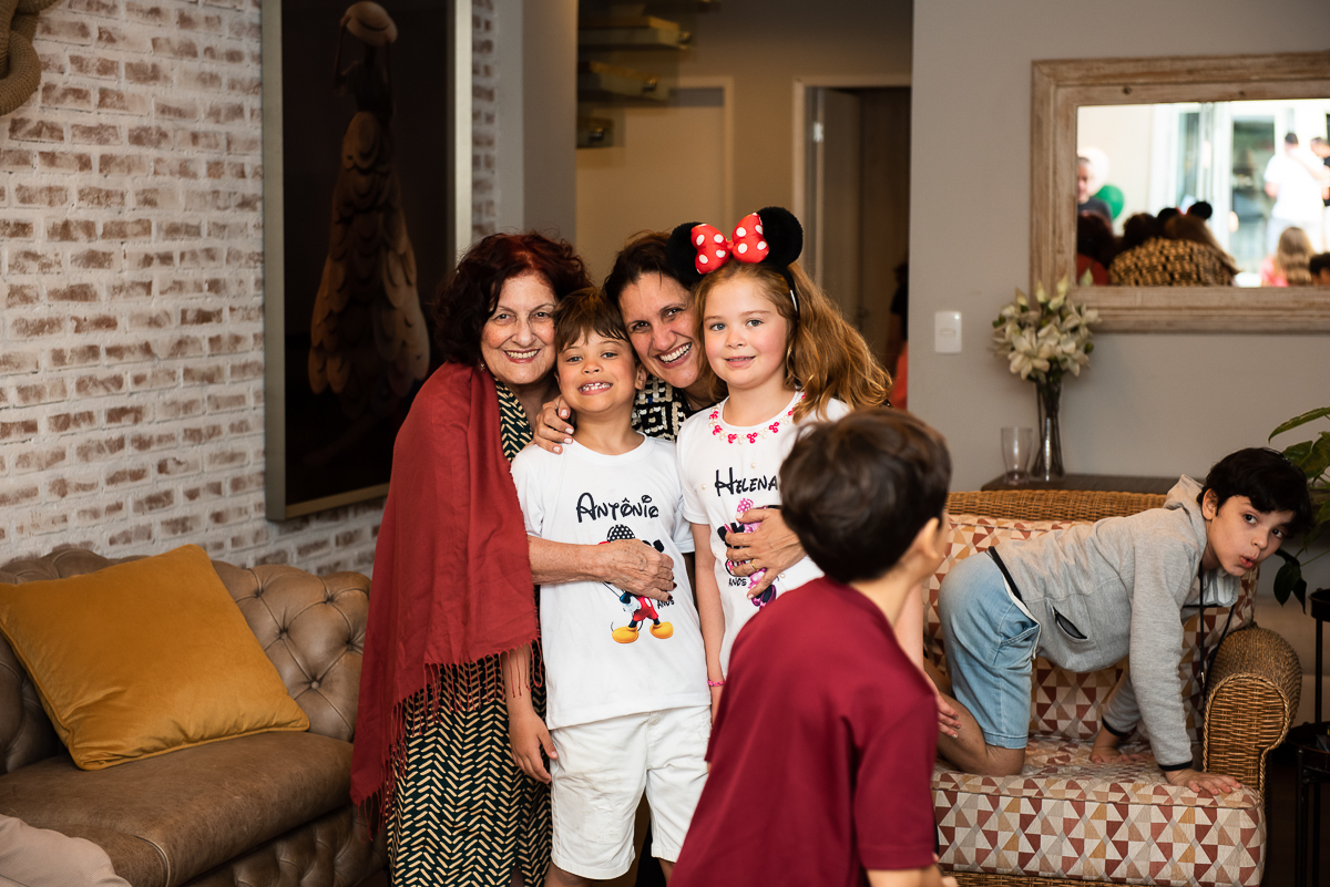 crianças felizes com os convidados