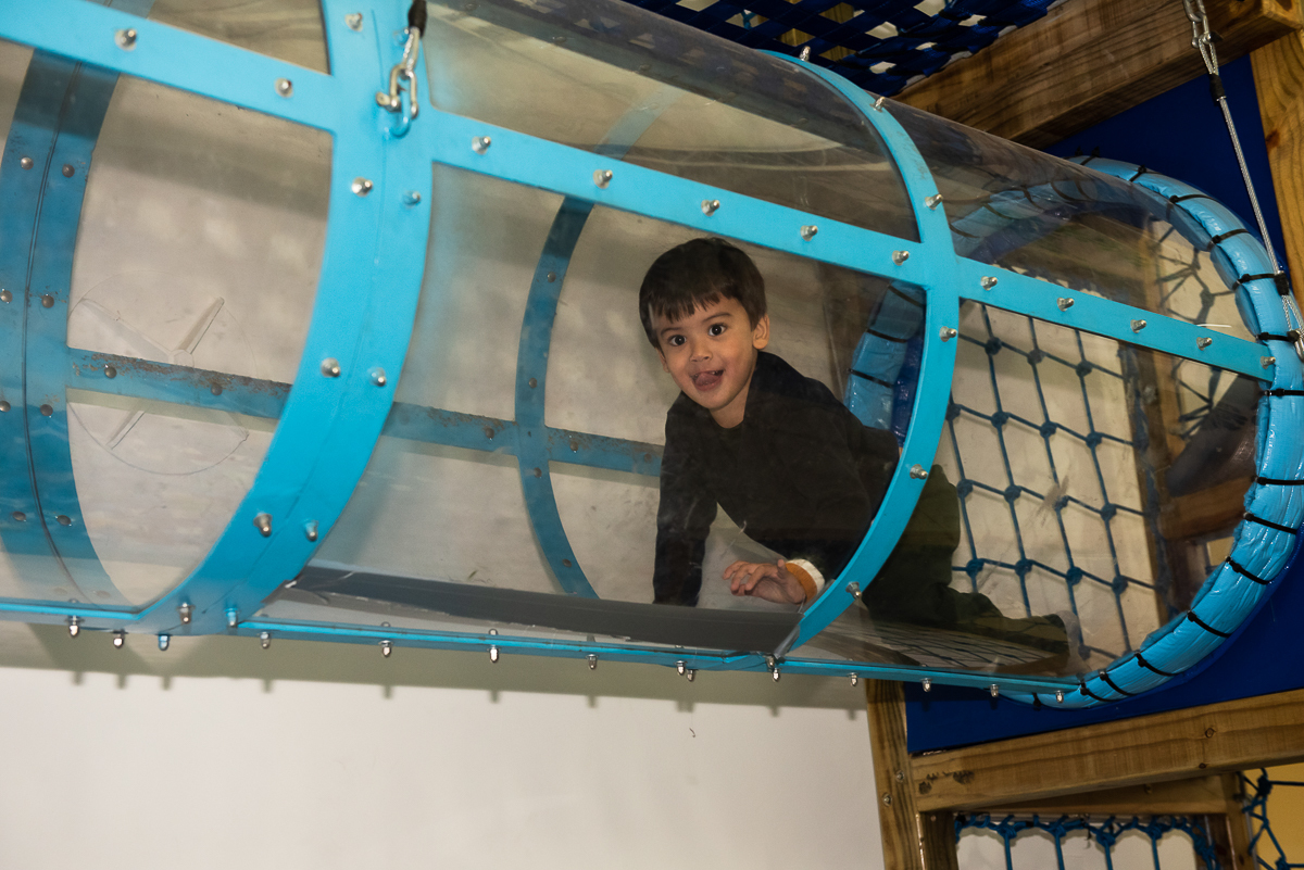 menino curtindo o tubo do brinquedão