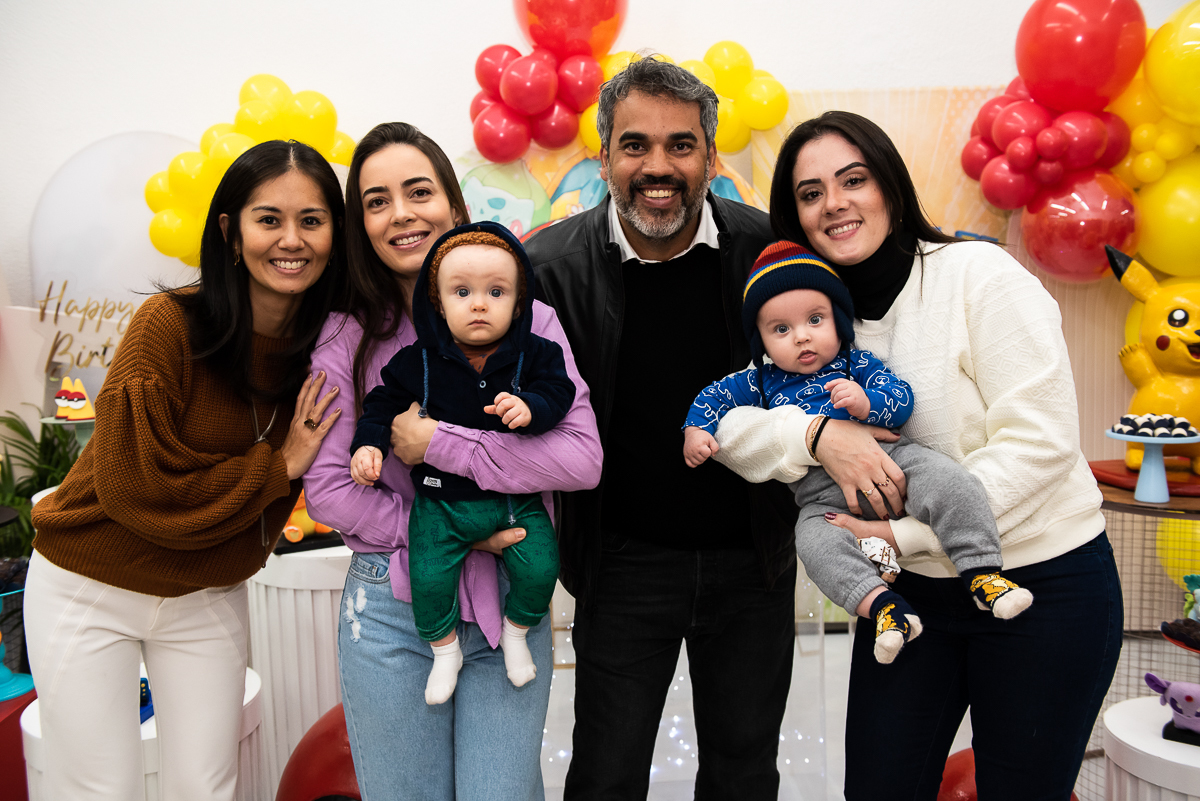 os adultos babando nos bebês lindos