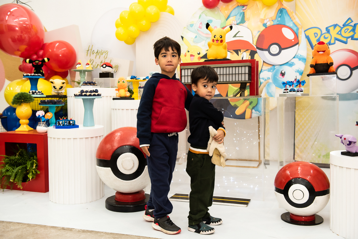 dois irmãos tirando foto