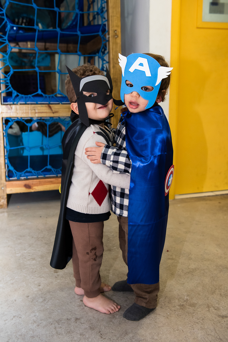 batman e capitão américa se abraçando