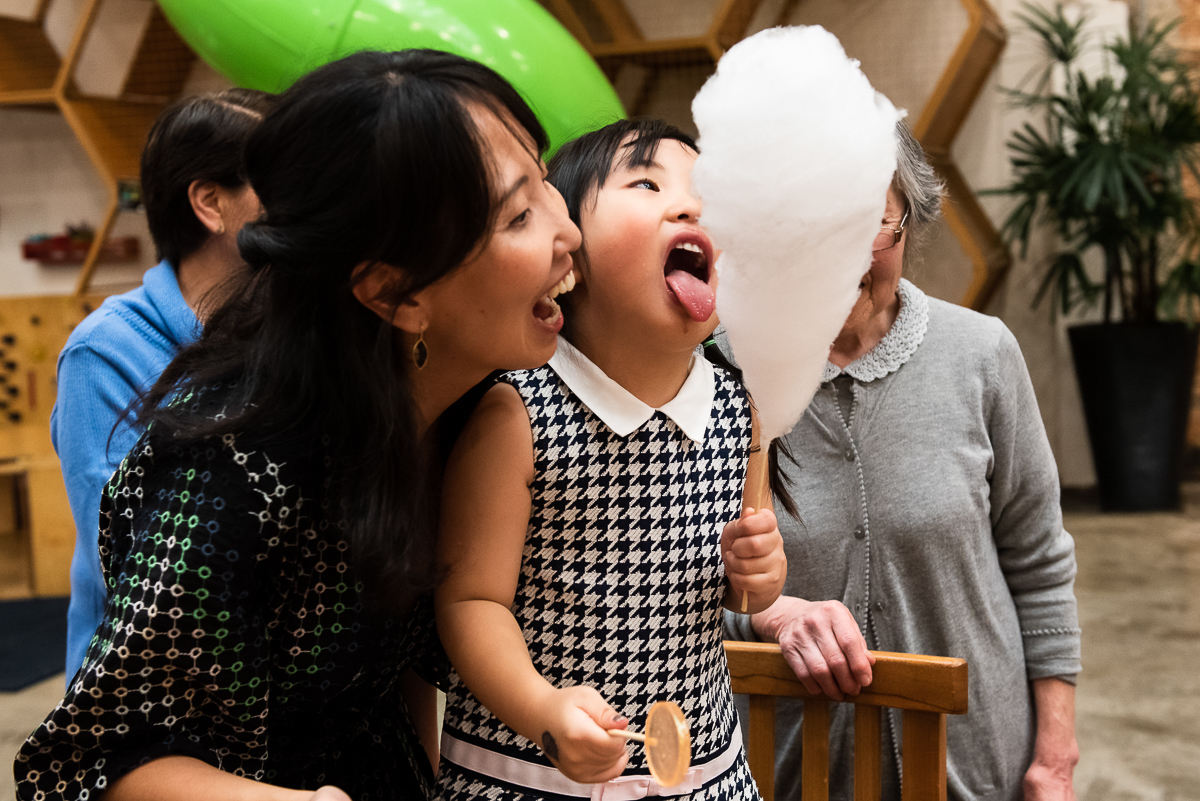 mamãe e filhinha comendo algodão doce