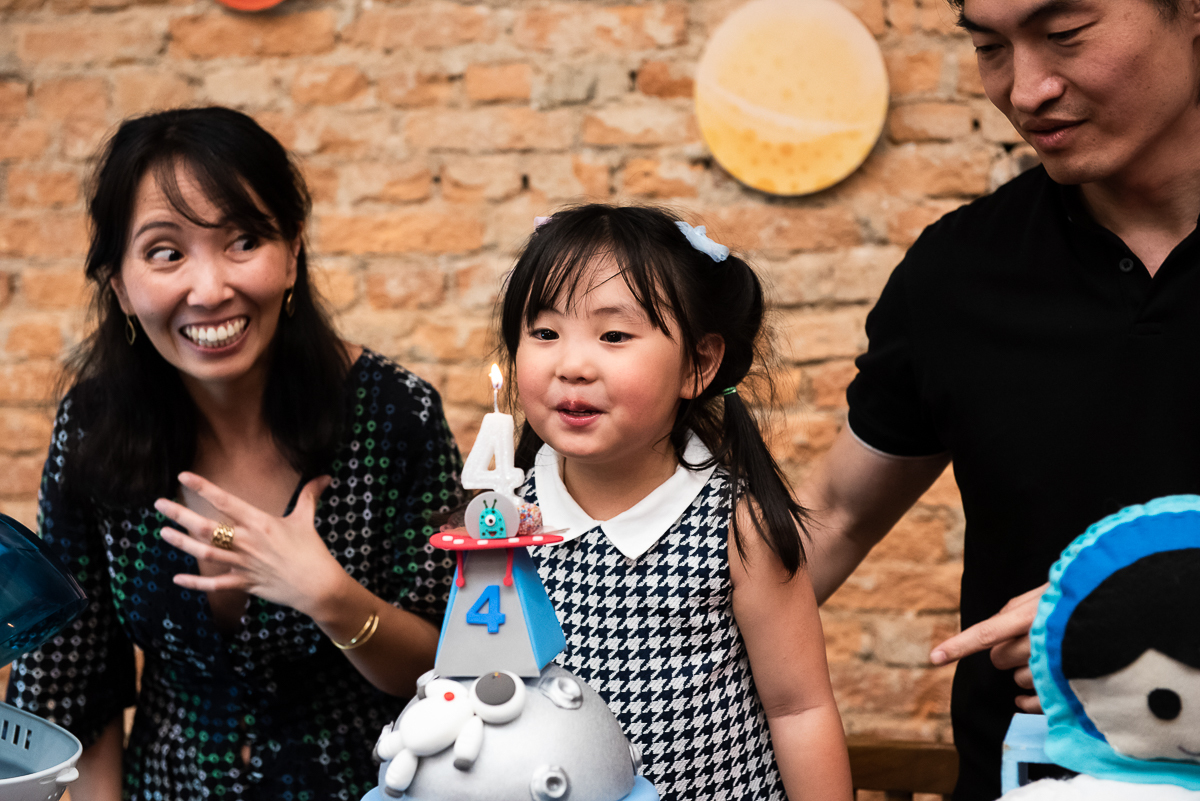 Lenna soprando a vela de seu aniversário de 4 anos