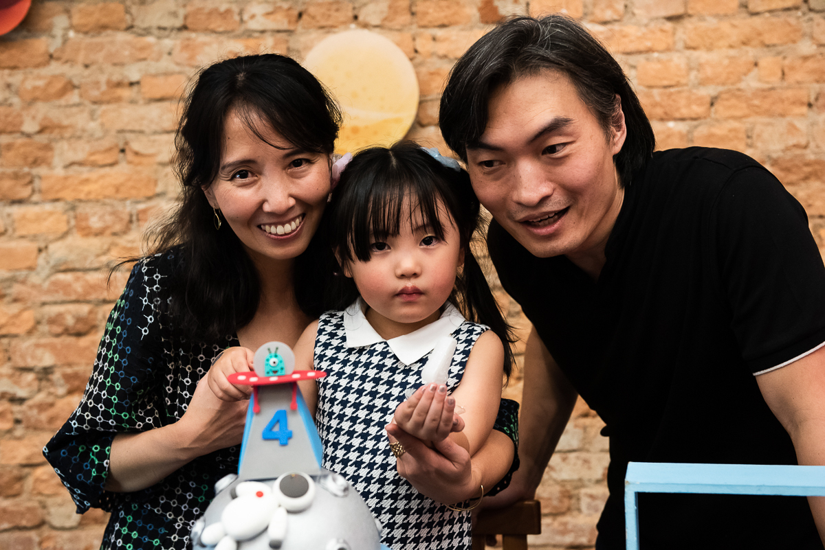 papai e mamãe ajudaram a assoprar a velinha