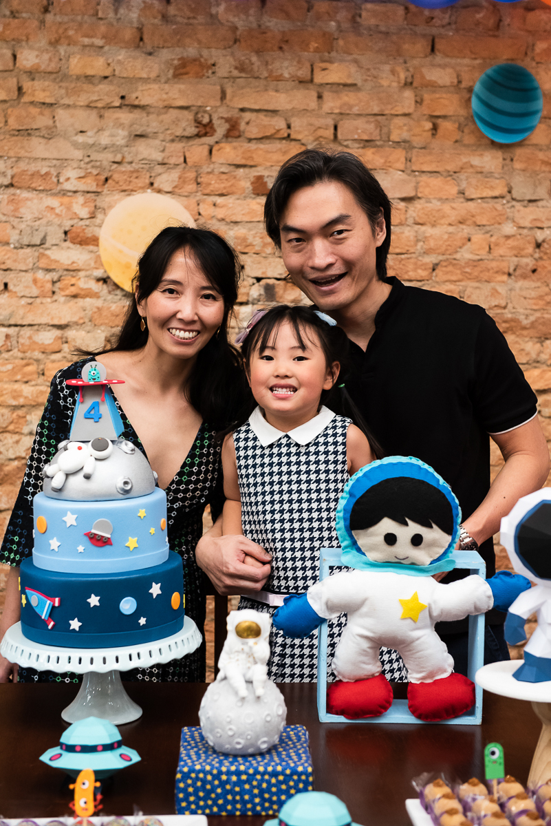 detalhes da mesa do parabéns e do bolo de parabéns