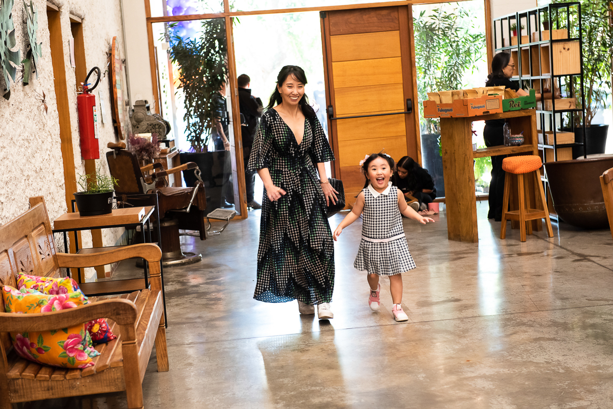 criança correndo com a mamãe