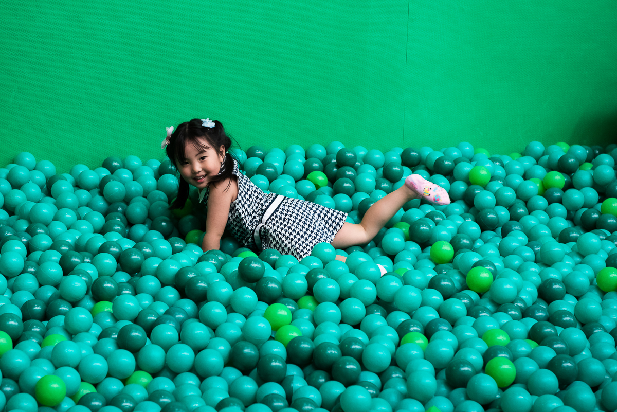 curtindo a piscina de bolinha verde