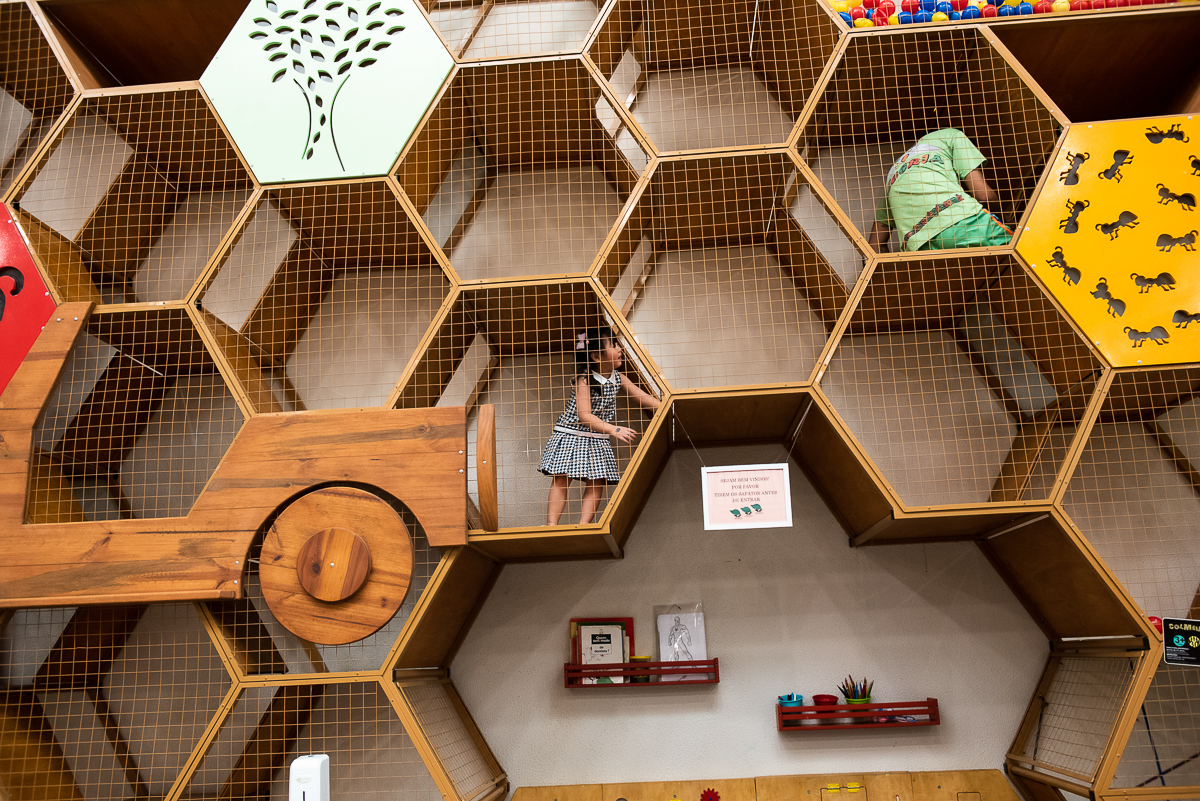 curtindo o brinquedão do buffet Espaço Formigueiro em formato de casulo de abelha