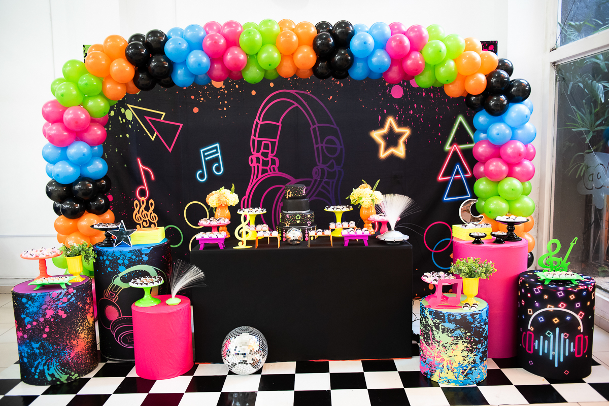 Mesa de parabéns - Tema Neon Balada - buffet comics