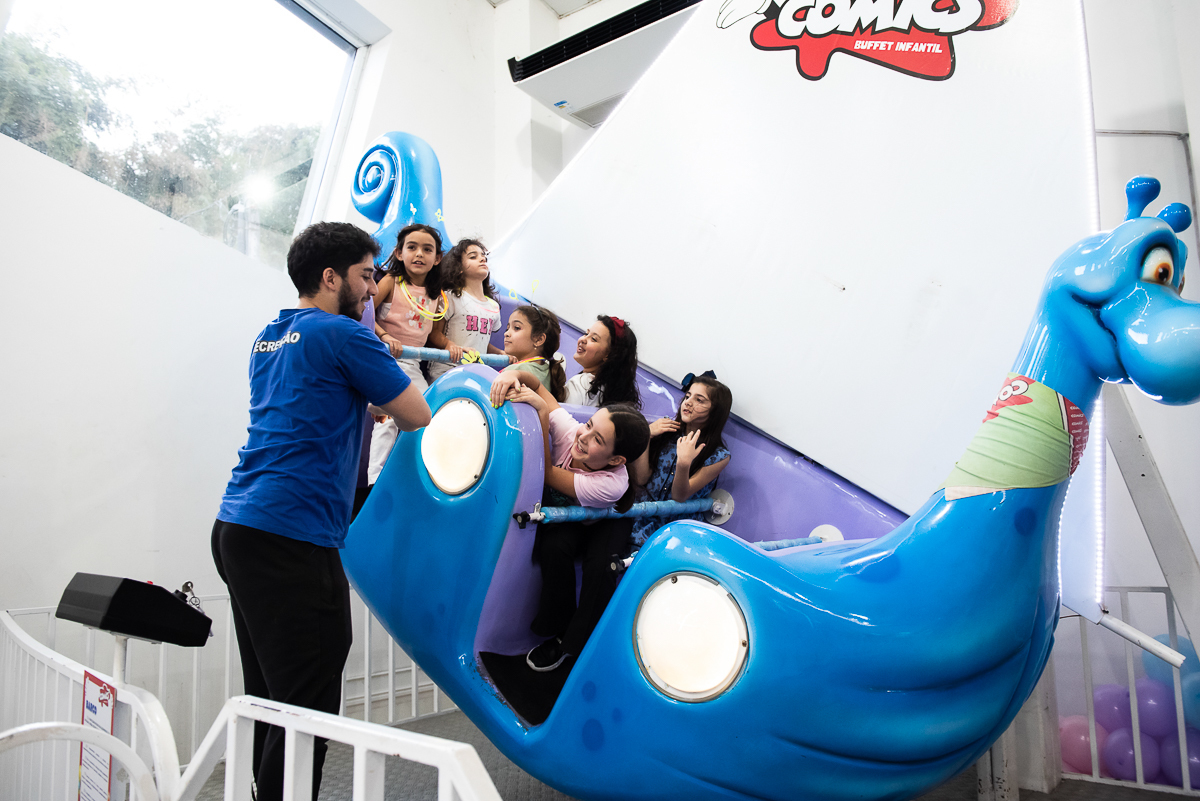 criançada curtindo o barco do buffet comics