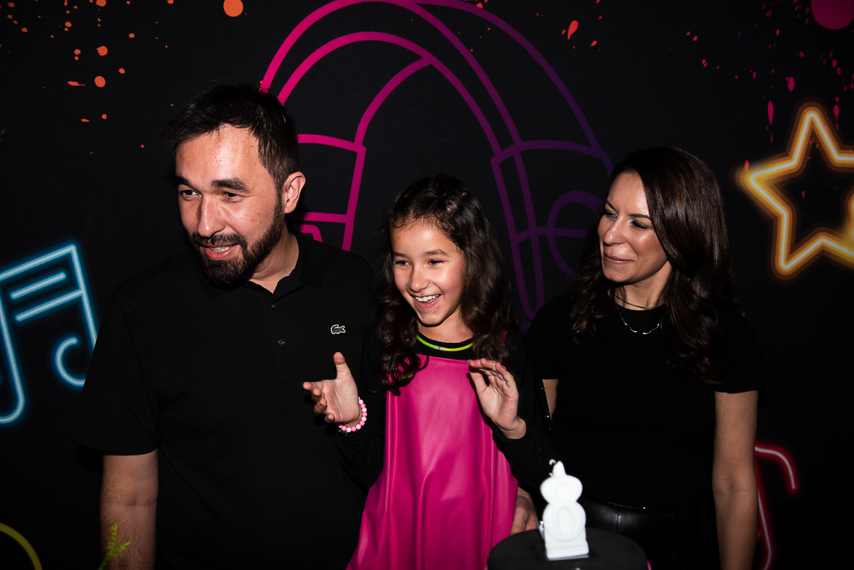 família se divertindo com os parabéns