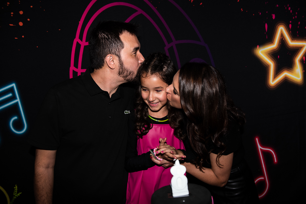beijinho sanduíche dos papais na filhinha